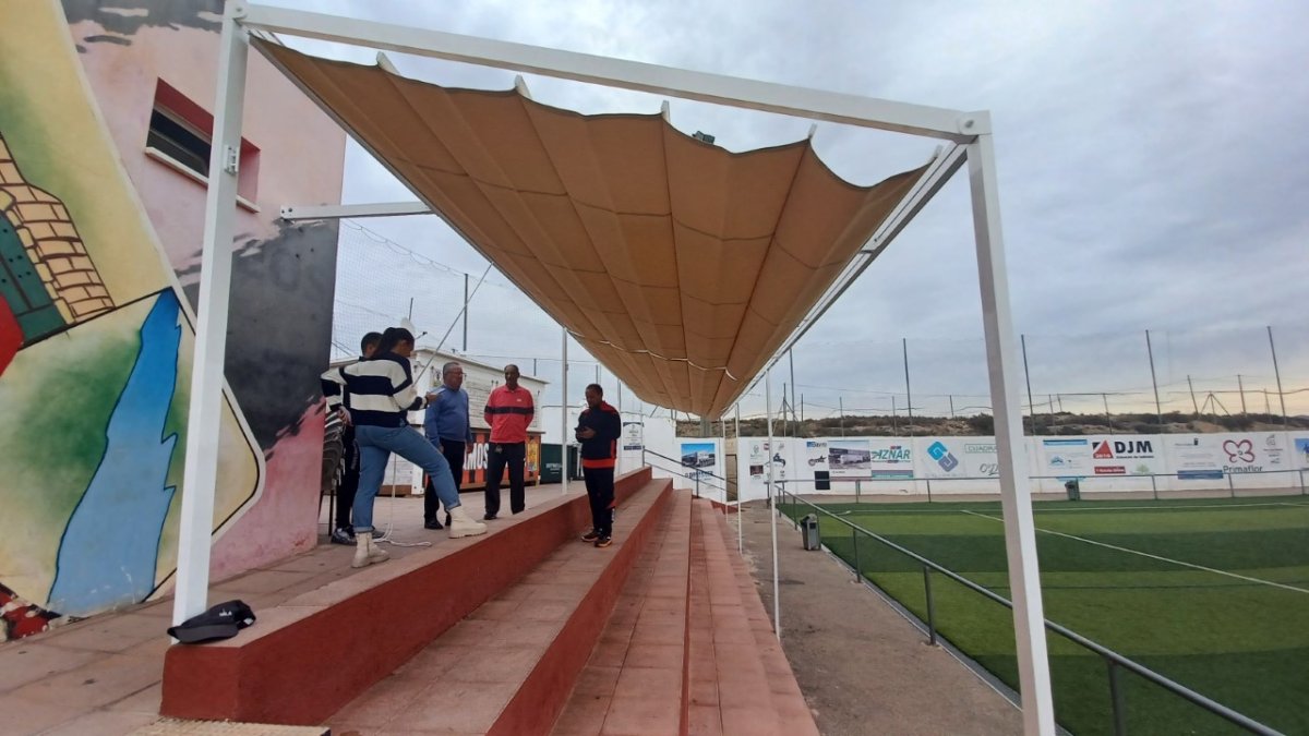 El Campo de Fútbol Andrés Soler con el nuevo toldo para dar sombra a las gradas.
