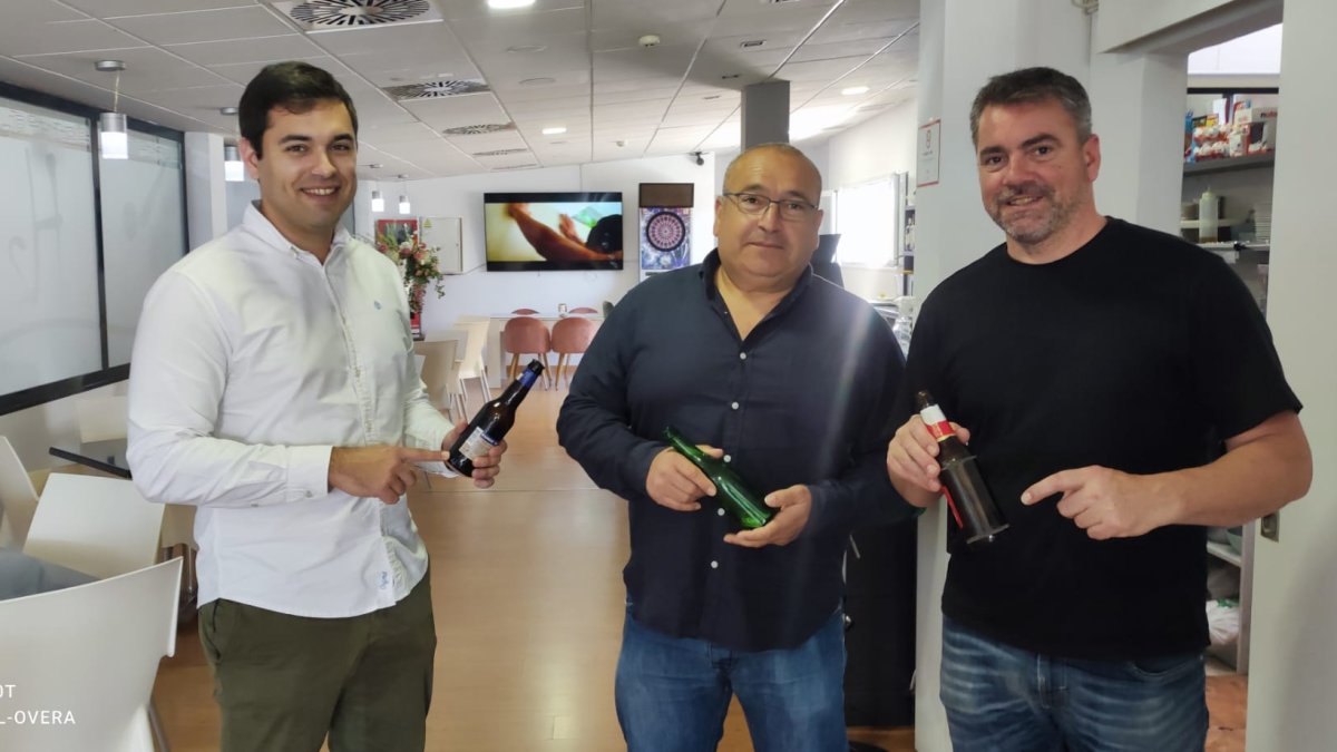 Hosteleros huercalenses con los envases de vidrio de sus locales.