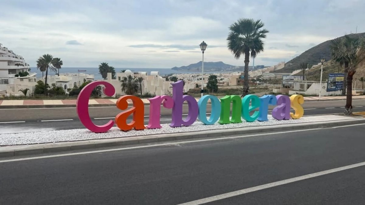 Carboneras engalana la entrada a su municipio con los colores del arcoíris.