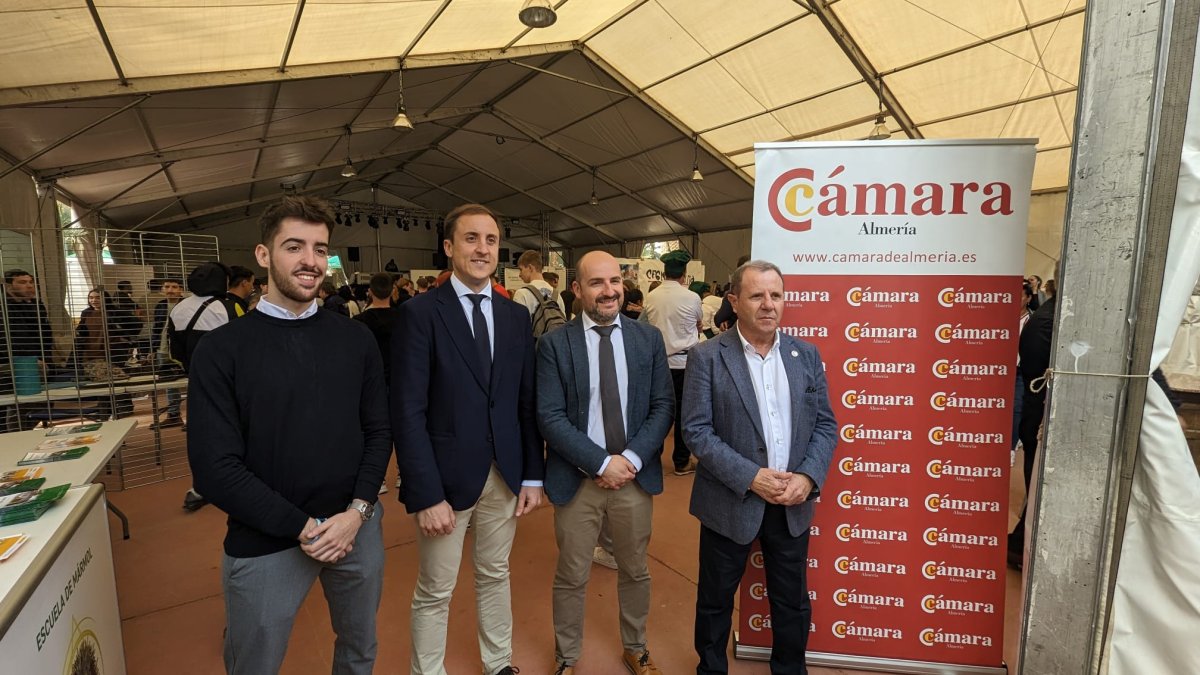 Los responsables inauguran la Feria de Empleo y Formación Profesional.