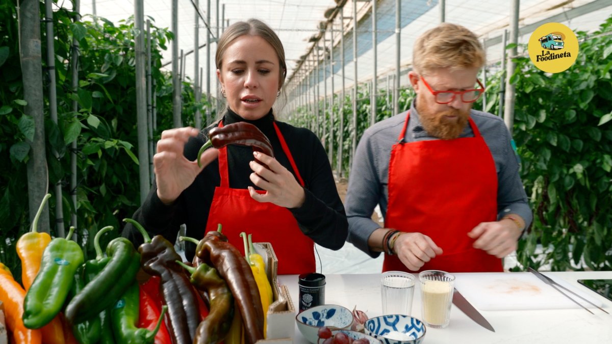 Loreto Martínez, junto al cocinero Daniel Del Toro.