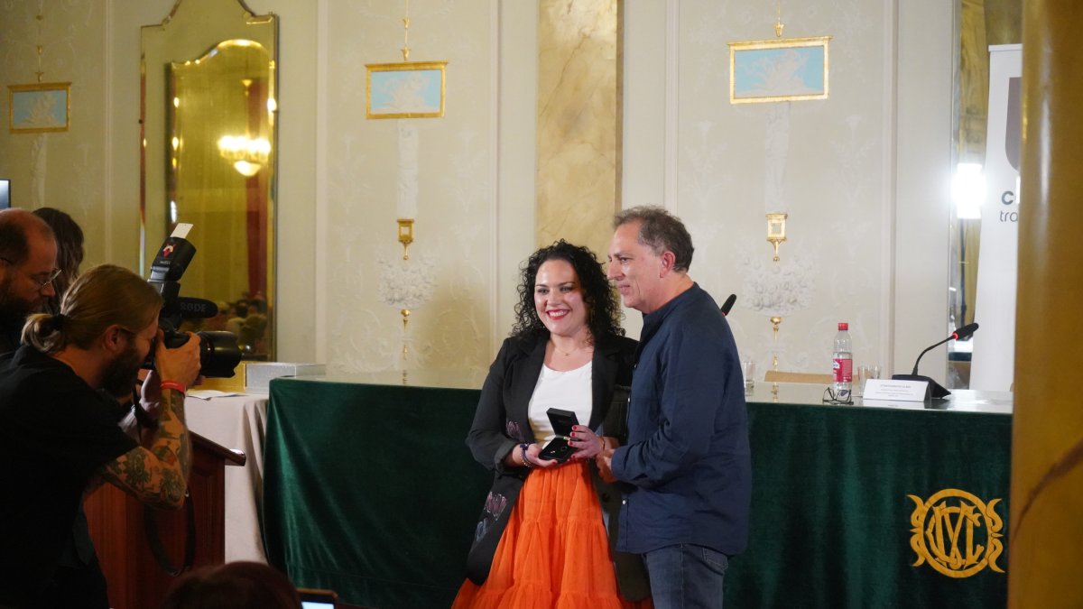 Francisco Javier Jiménez entrega el Insignia de Oro a Yasmina Benavides