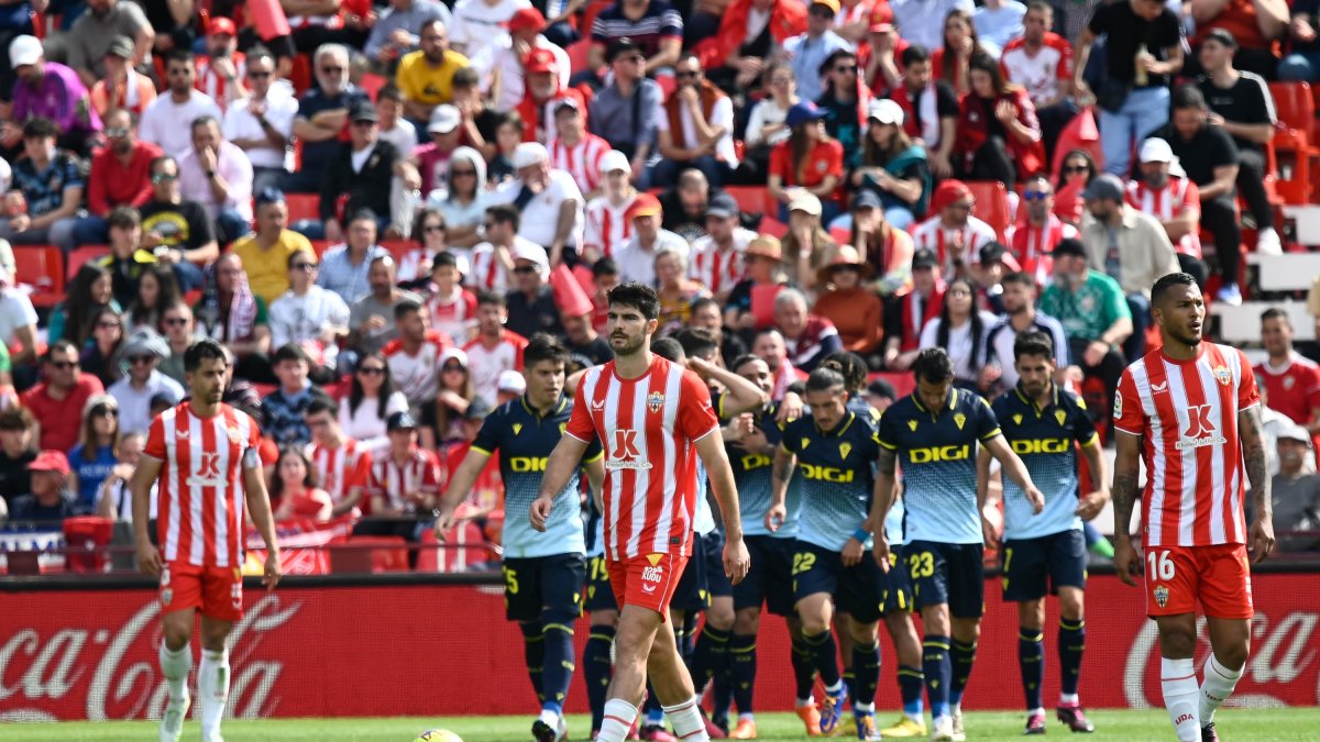 El partido en una imagen: el Cádiz celebra el 0-1 con Melero en primer plano.