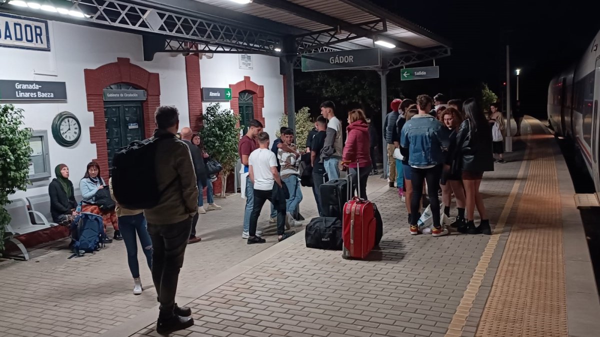 Los pasajeros del tren accidentado en la estación de Gádor, esperando otro vehículo.