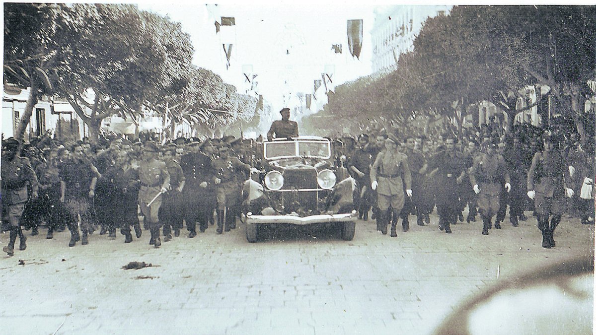 Franco recorre el Paseo hacia arriba en un rolls descapotable