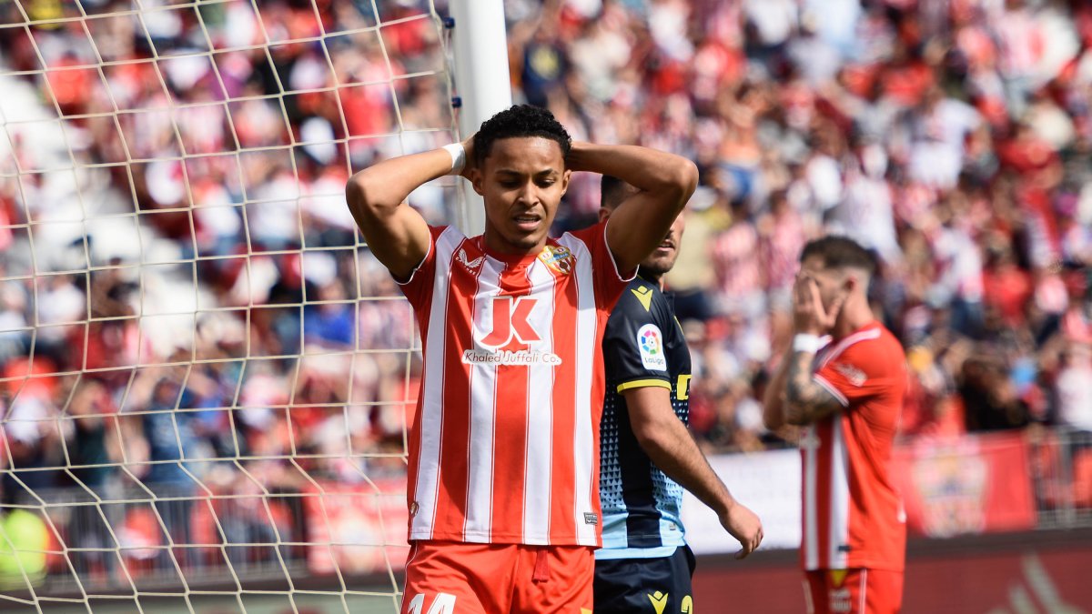 Lázaro Vinicius se lamenta de una oportunidad perdida frente al Cádiz.