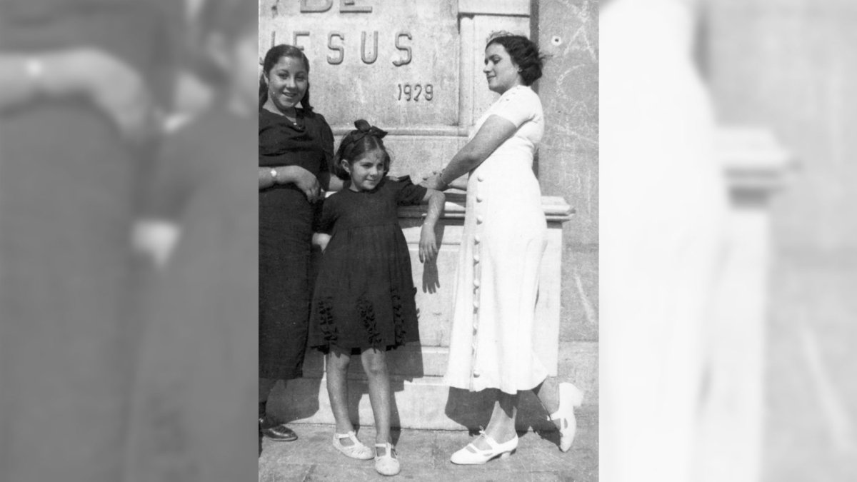 Mujeres de los años 30 ante el Corazón de Jesús del cerro de San Cristóbal. La tradición se cortó en la primera previa a la guerra.