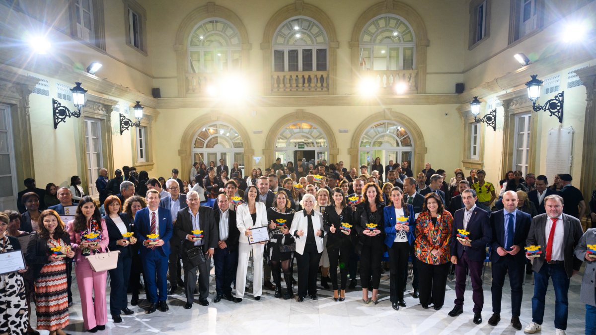 Foto de familia con los premiados en la segunda edición de los galardones de Almería para Todos.
