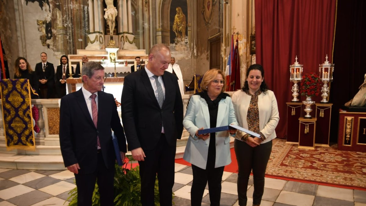 El Consistorio cuevano conmemoró a Ginés Pérez y María Dolores Martínez.