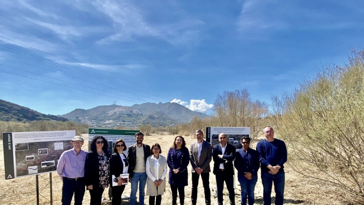 Las autoridades han visitado la fase de finalización de las actuaciones en el cauce del río Aguas.