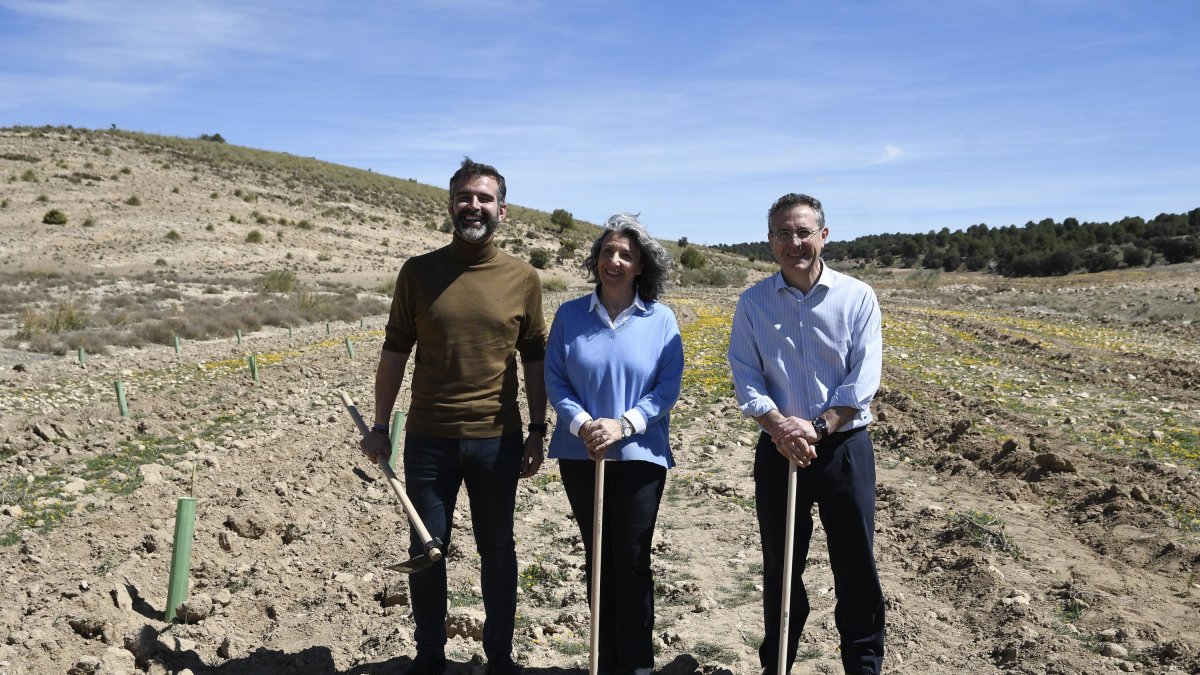 El consejero Ramón Fernández-Pacheco, la \'madre\' del proyecto María López y el presidente de Cajamar azada en mano