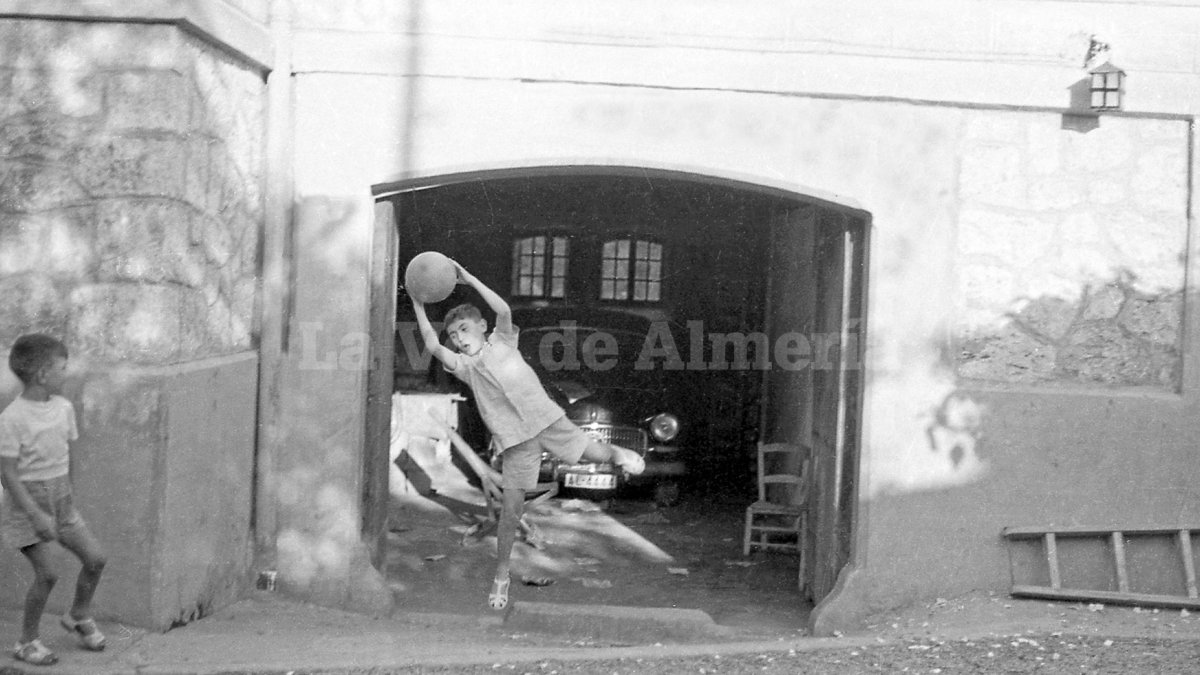 Niños jugando al fútbol en la puerta de la cochera del jardín del desaparecido chalet de la Plaza de Santa Rita.