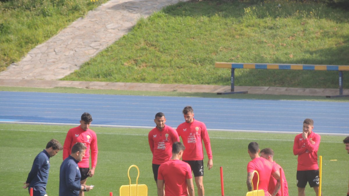 Charla de Rubi en la hierba del Anexo Mediterráneo.