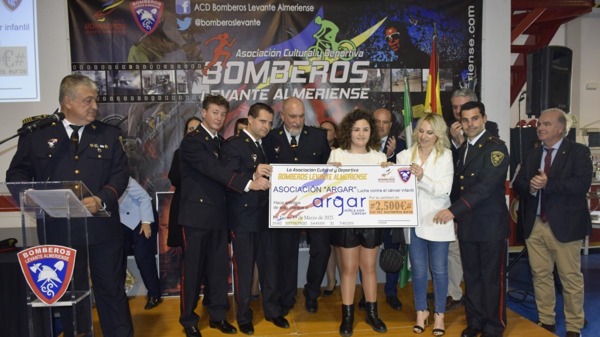 Entrega de la recaudación solidaria a la asociación Argar.