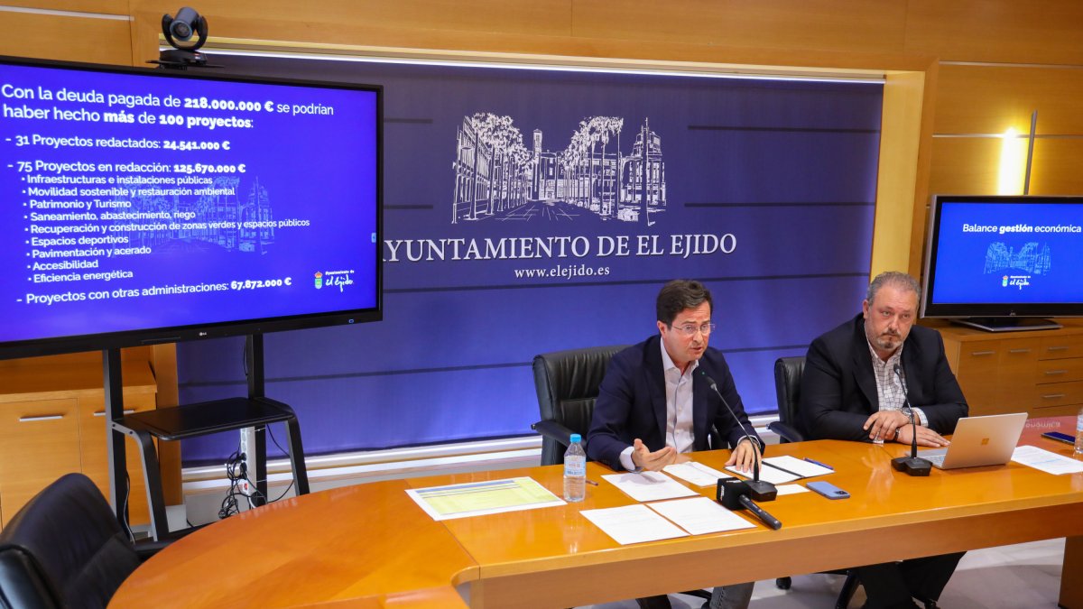 El alcalde de El Ejido, Francisco Góngora, y el concejal de Hacienda, José Francisco Rivera.