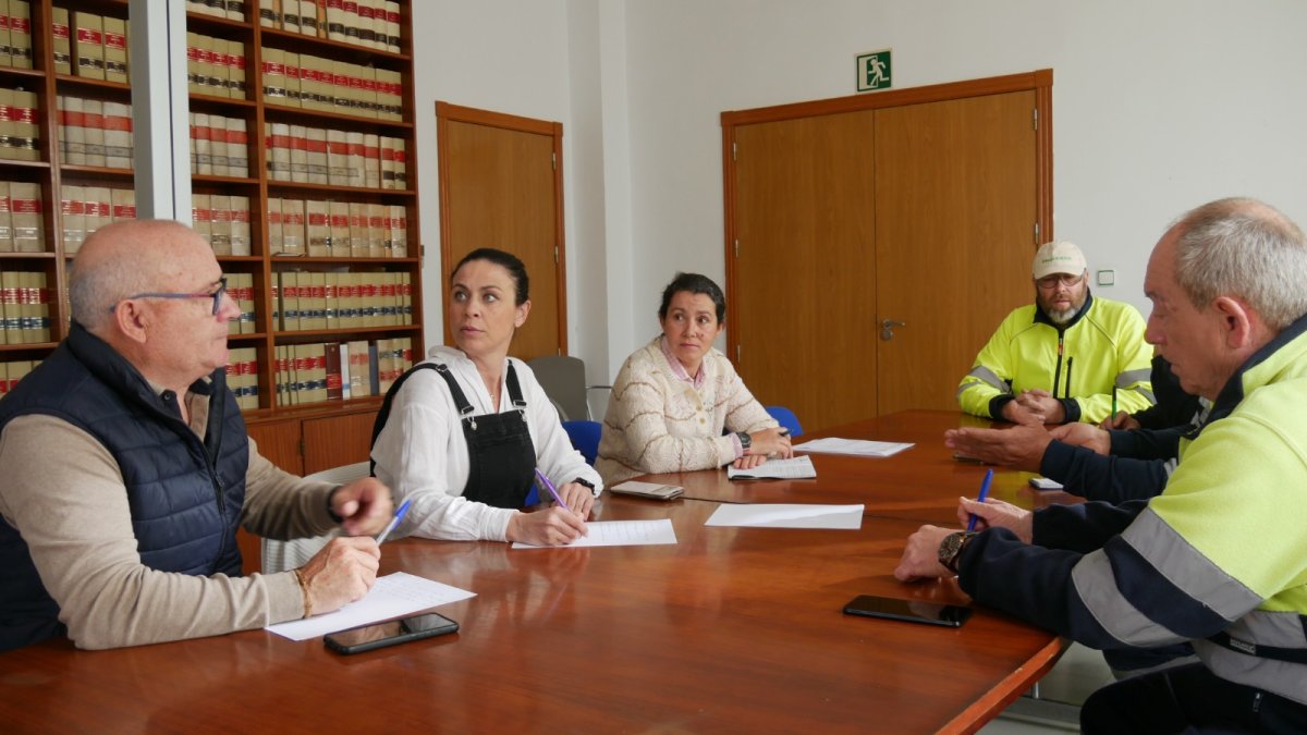 Un momento en la reunión para valorar las necesidades de las playas.
