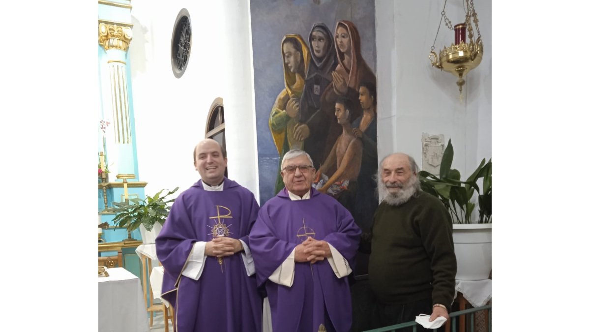 Don José María Parra, don Domingo Fernández y el artista Félix Clemente Gerez junto a los frescos.