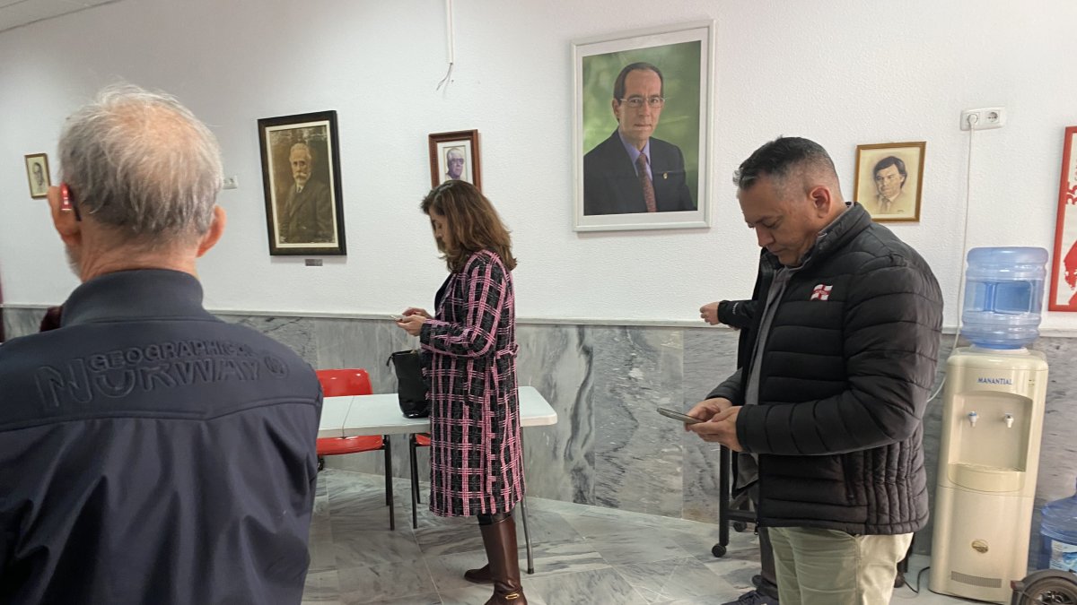 A la derecha, Indalecio Gutiérrez en la sede del PSOE de la calle Horno.