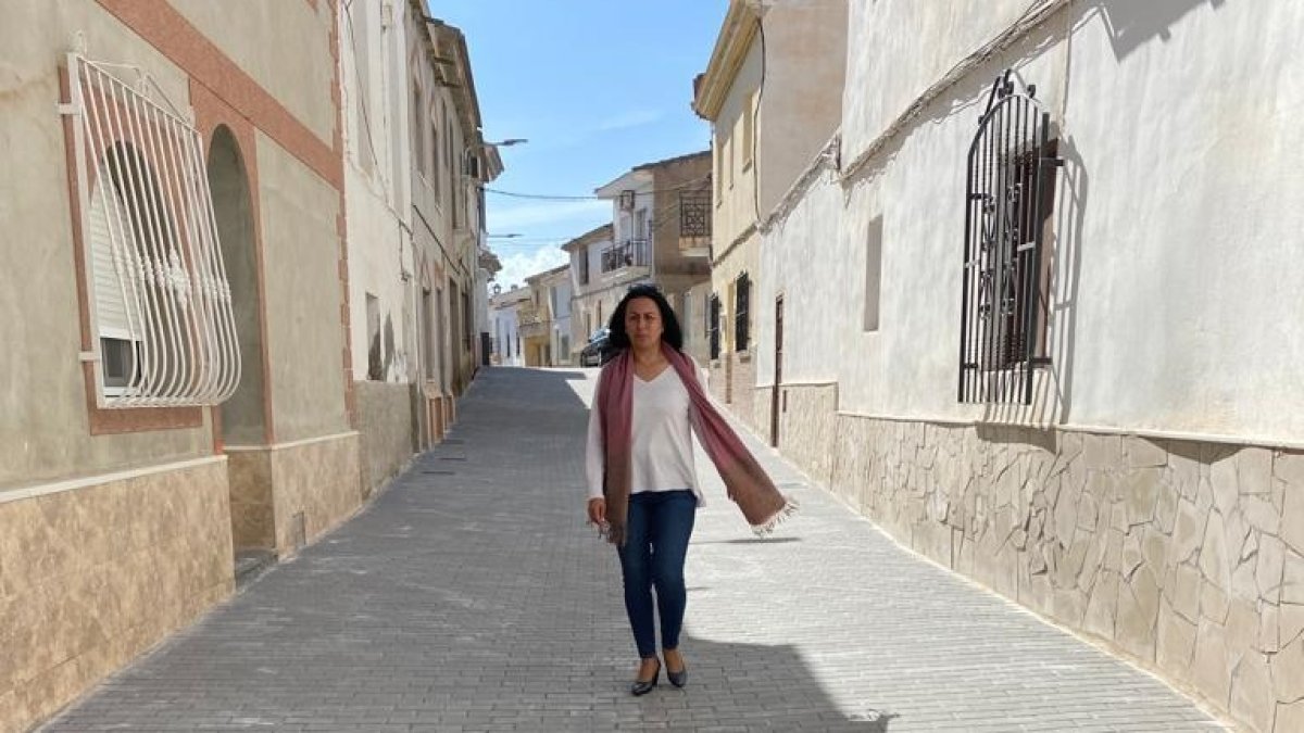 La alcaldesa cantoriana, Puri Sánchez, en la calle remodelada en una imagen de archivo.