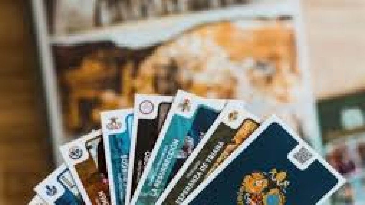 Este sábado, macroquedada para cambiar Holy Cards.