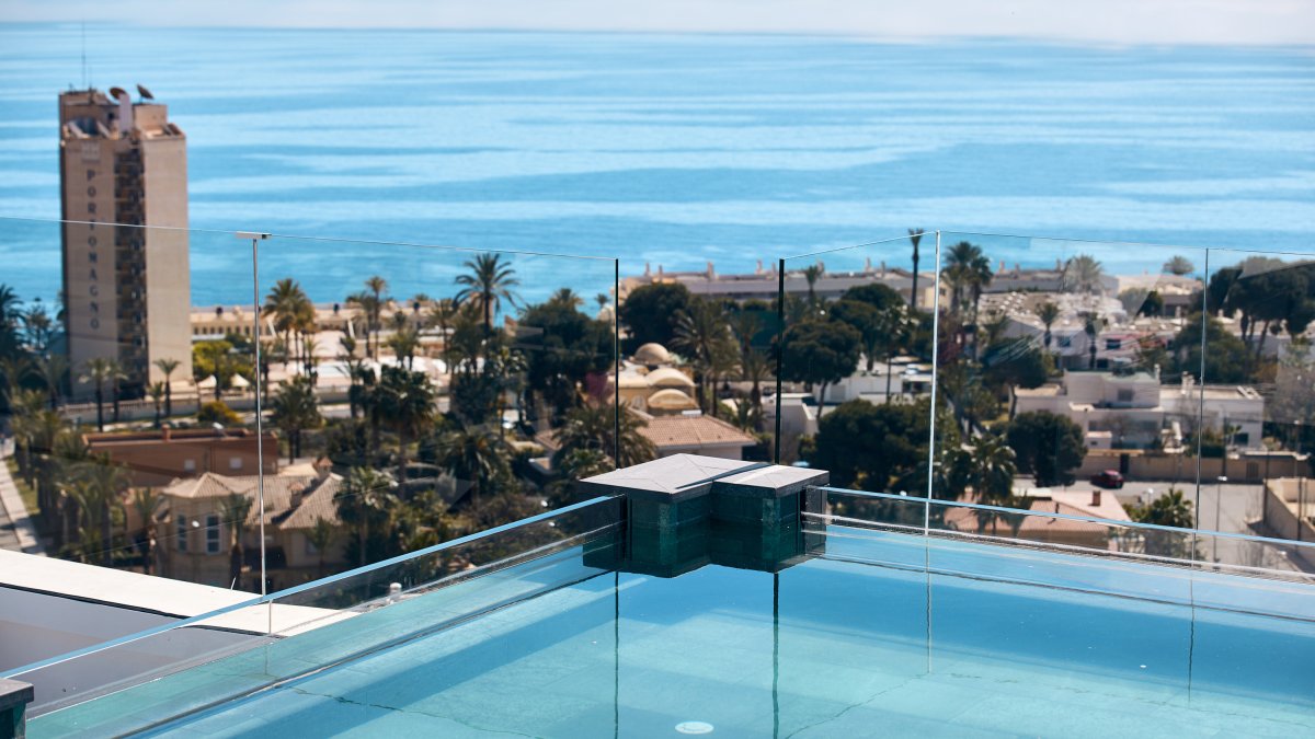 Una piscina con altura y unas vistas envidiables.
