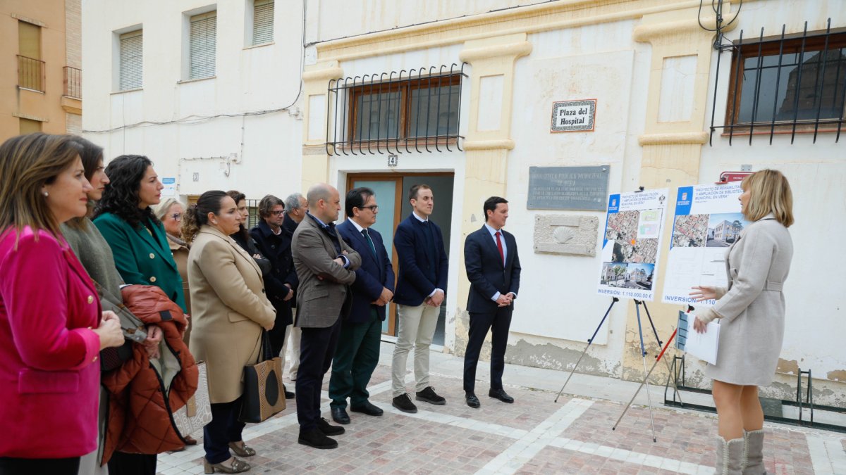 Visita del presidente y el alcalde a la biblioteca para conocer el proyecto.