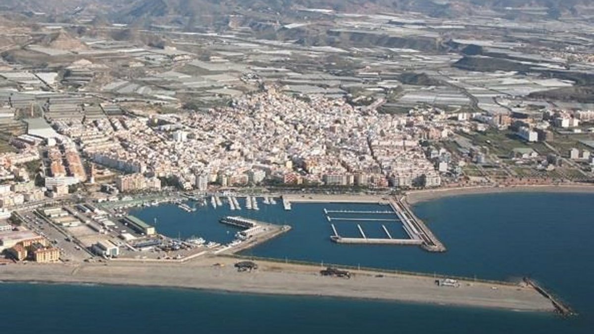 Imagen del puerto de Adra.