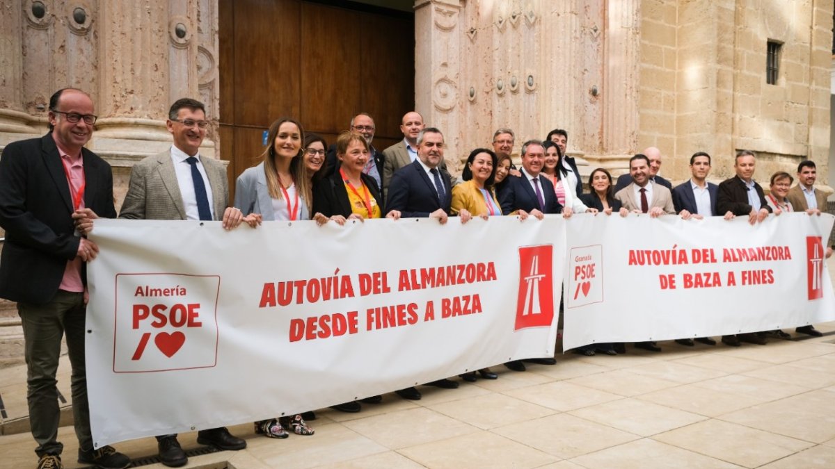 Juan Espadas, junto a alcaldes, alcaldesas y portavoces socialistas defendiendo la Autovía del Almanzora.
