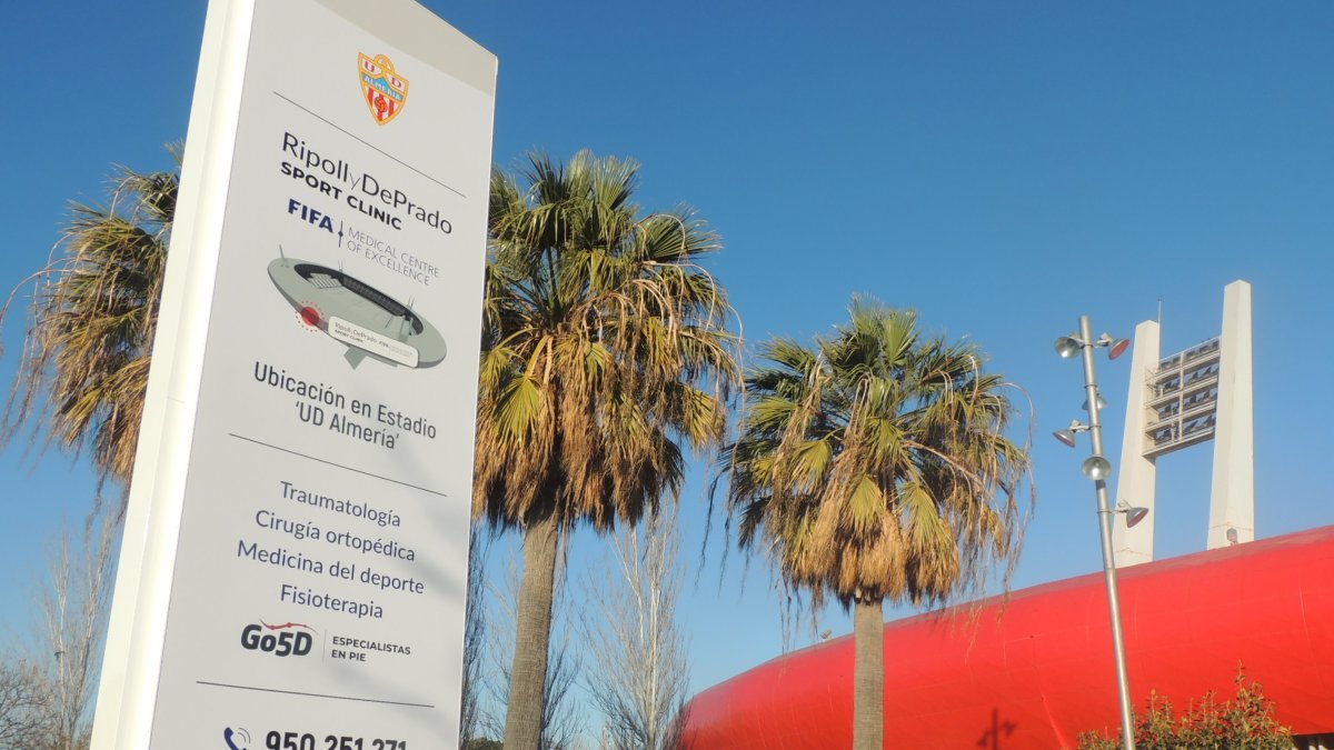 Ya está colocado el panel de información del Centro de Excelencia FIFA.