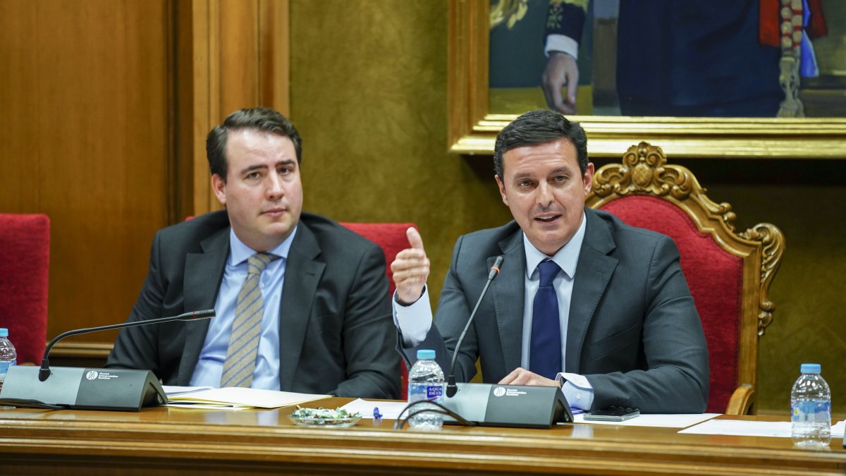 Fernando Giménez y Javier Aureliano García durante la sesión plenaria.
