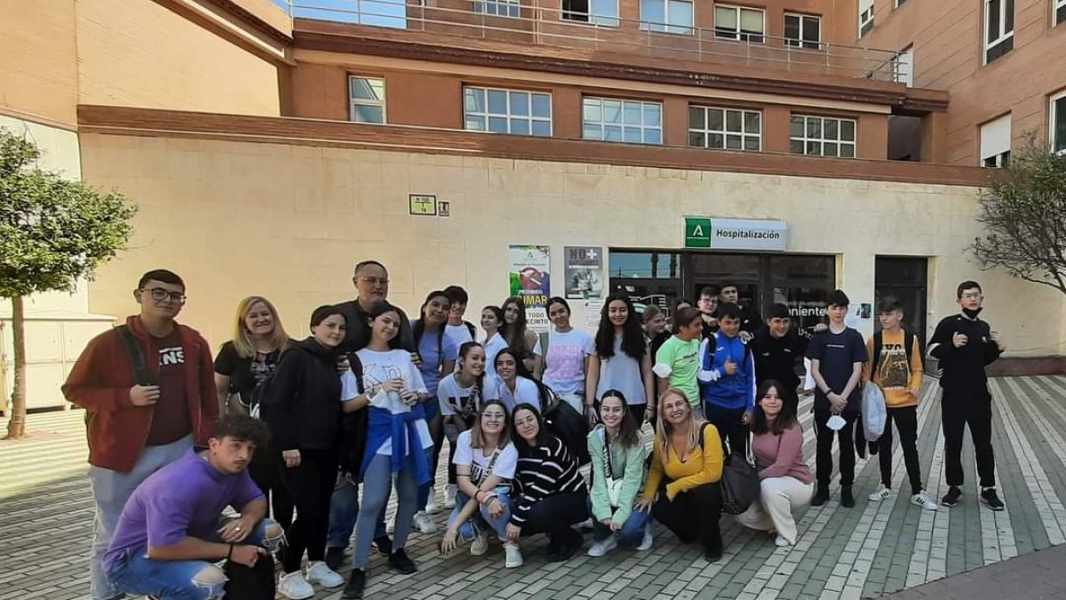 Alumnos que han donado los libros a las puertas del Hospital Universitario Poniente.