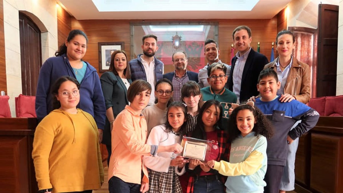 Un grupo de alumnos y profesores acudieron a recoger esta condecoración por parte del Ayuntamiento.