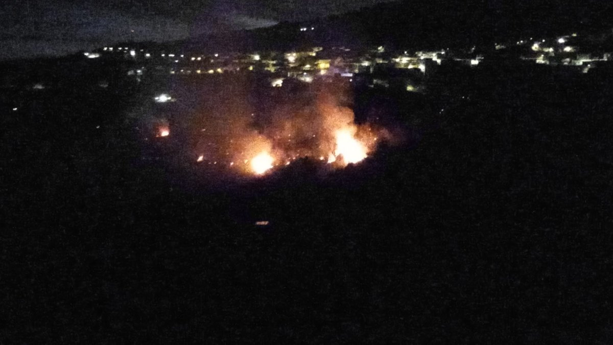 Imagen de las llamas próximas al núcleo urbano de Paterna del Río.