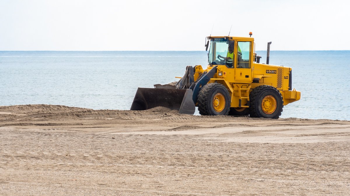 La maquinaria trabajando en la playa.
