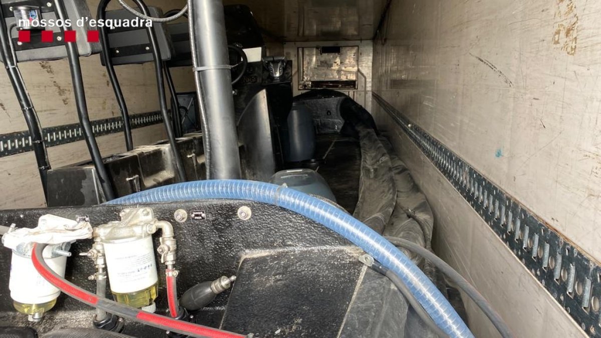 El interior de una narcolancha que utilizaba el presunto grupo criminal.