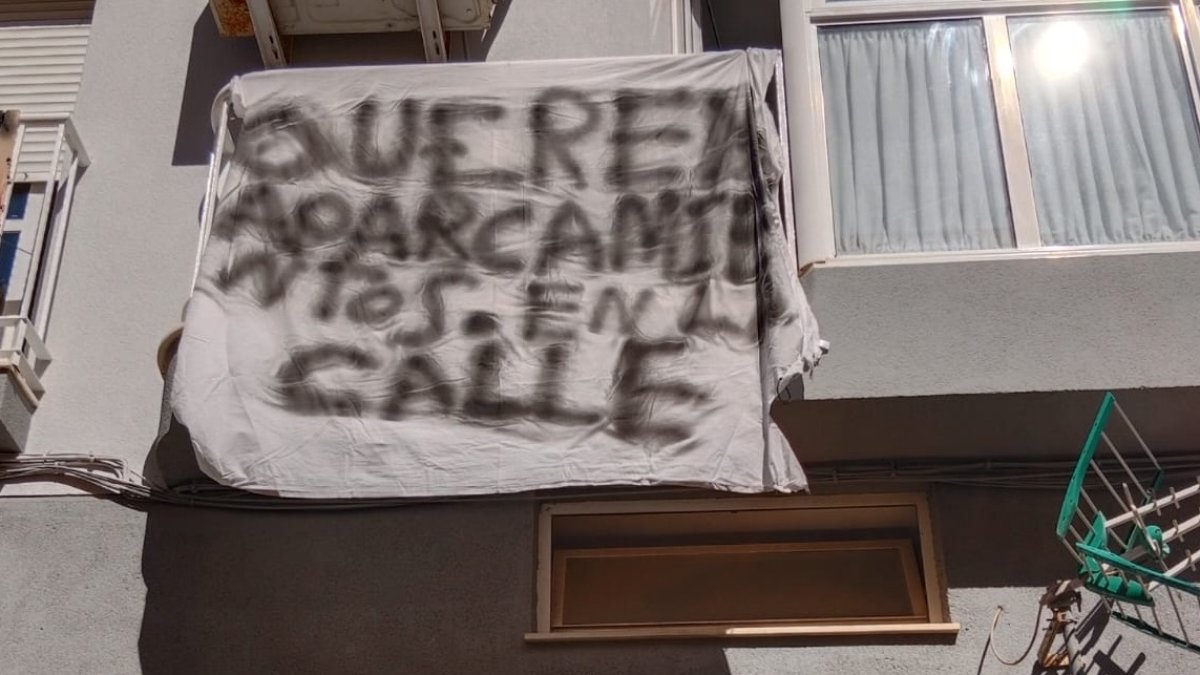 Cartel redamando más aparcamientos en Los Molinos.