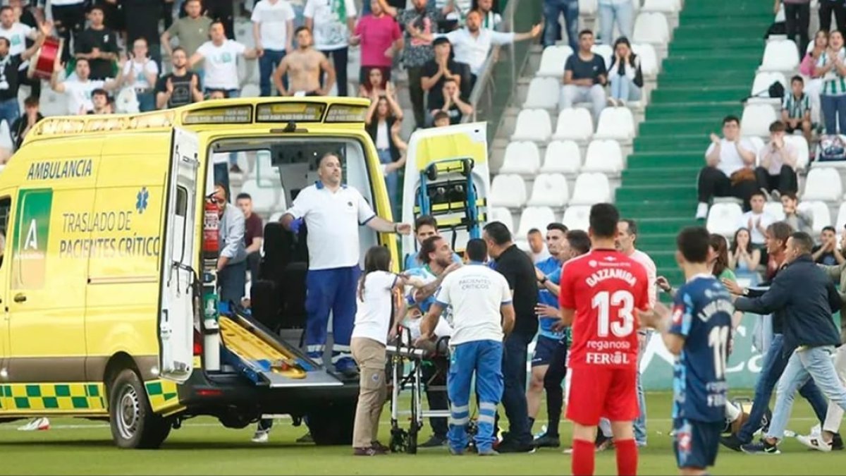 Gudelj cayó desplomado y tuvo que ser evacuado en ambulancia.