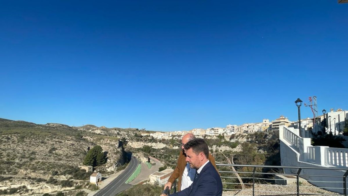 José Ángel Vélez y José Fernández en la zona de actuación en Sorbas.