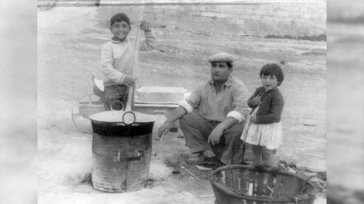 La familia Chirivía con el carrillo de madera, el bidón de lata, la freidora y el mocho, haciendo los garbanzos en el badén de la Rambla.