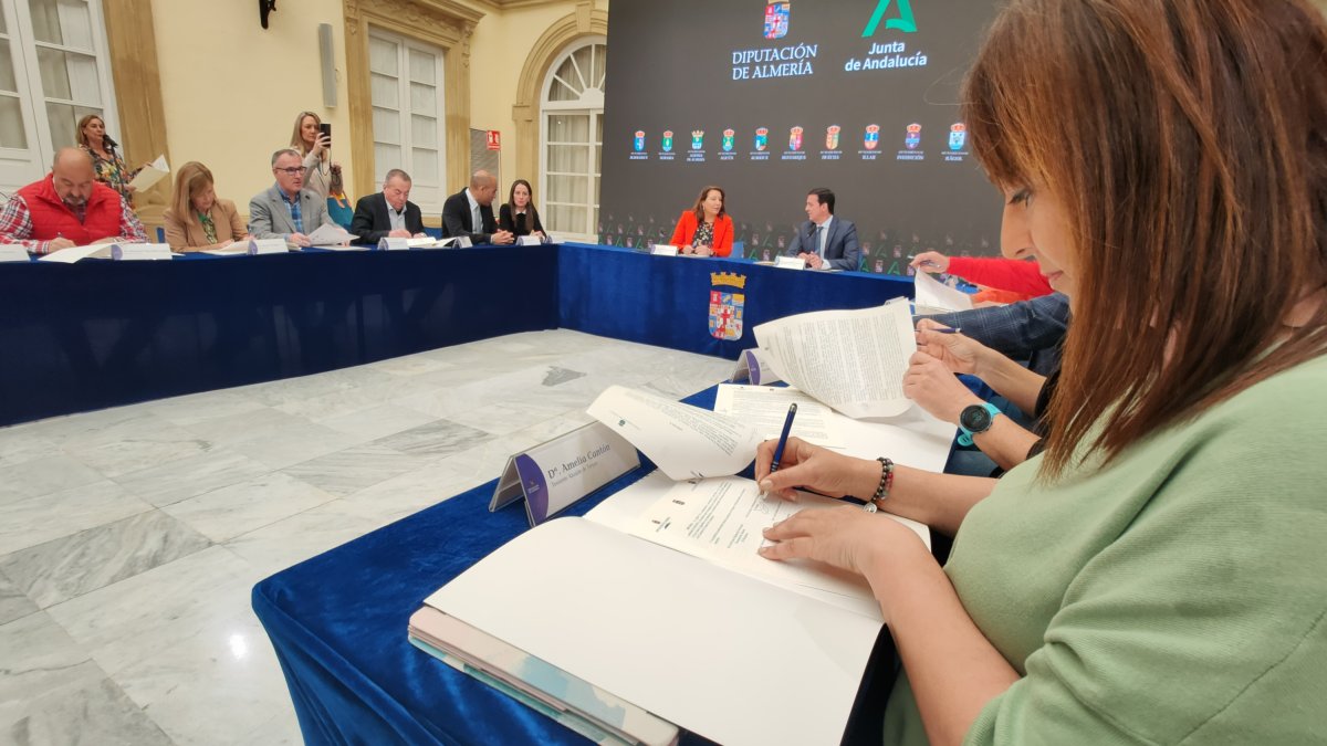 Amelia Cantón, de Terque, durante la firma del convenio en la Diputación Provincial de Almería.