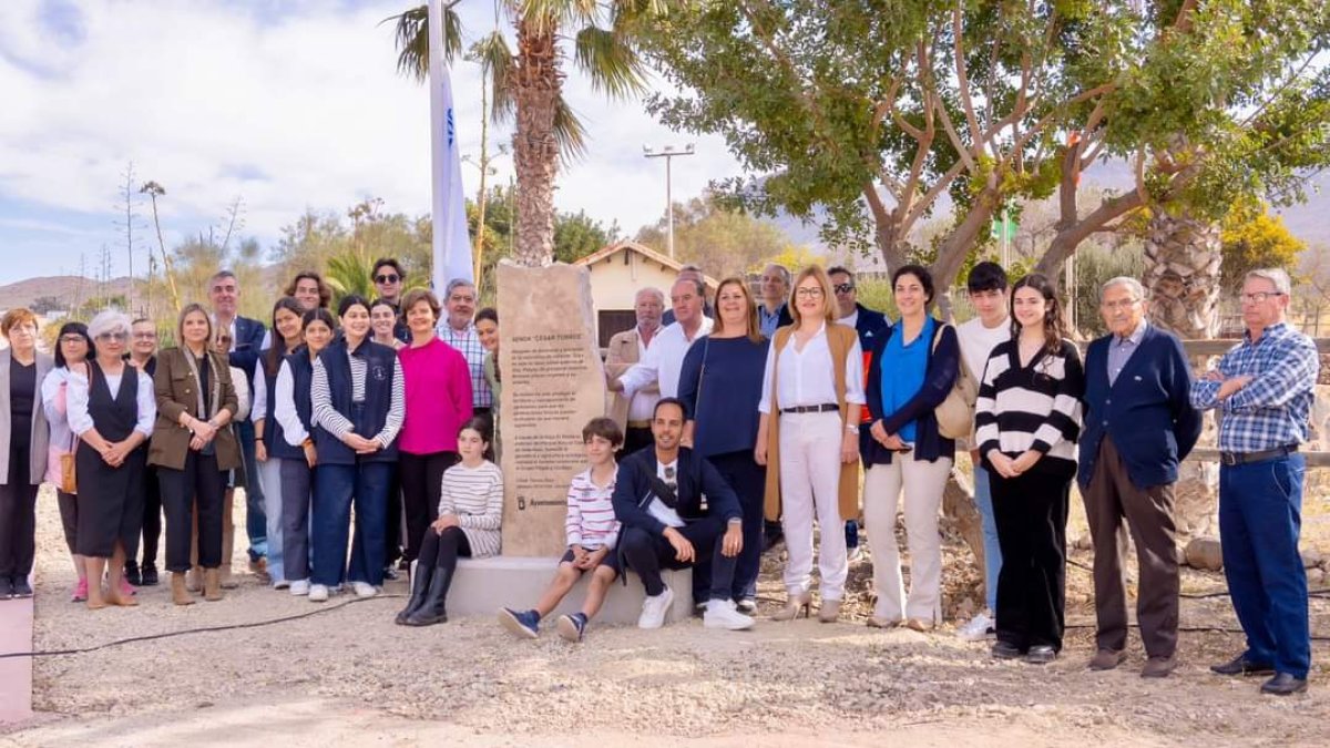 Autoridades nijareñas y familiares de César Torres Díaz.