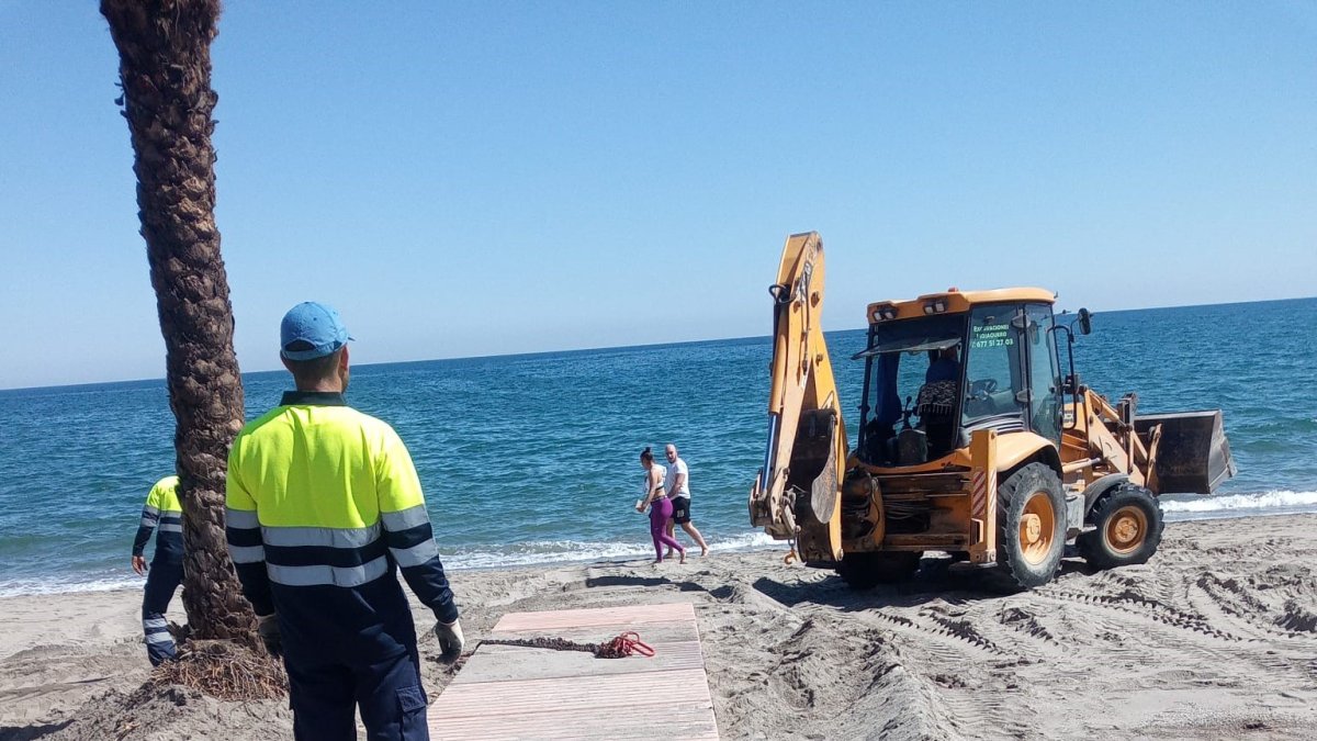 Labores de limpieza y adecuación en las playas de Vera.