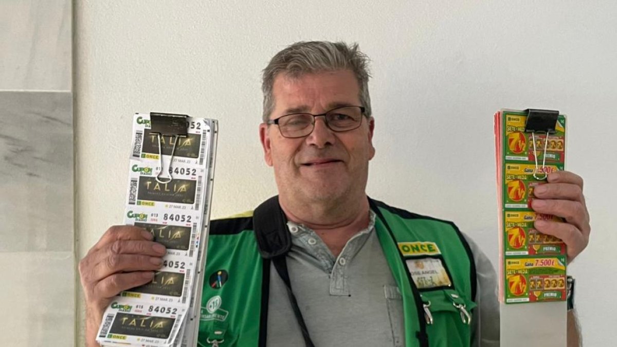 José Ángel Narciso es vendedor de la ONCE en Macael.