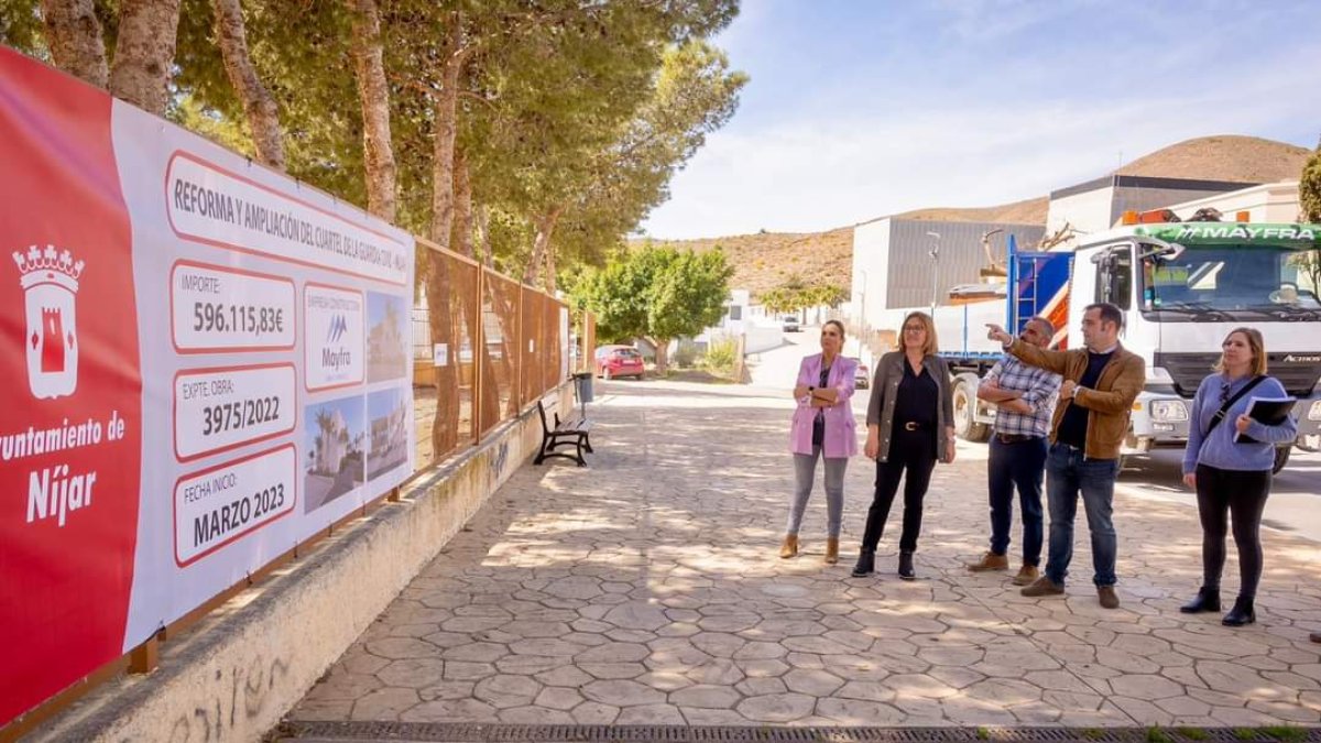 Visita de la alcaldesa Esperanza Pérez a las obras del futuro Cuartel de la Guardia Civil de Níjar.