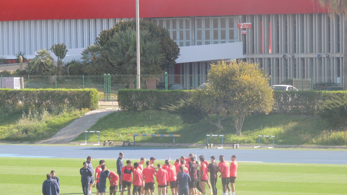 Rubi abraza a Ramazani después de la charla en la hierba del campo Anexo.
