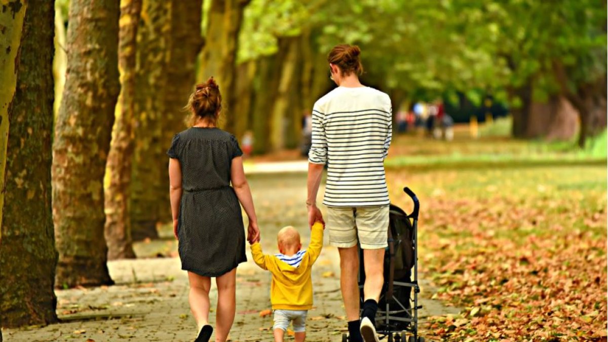 Una familia paseando.