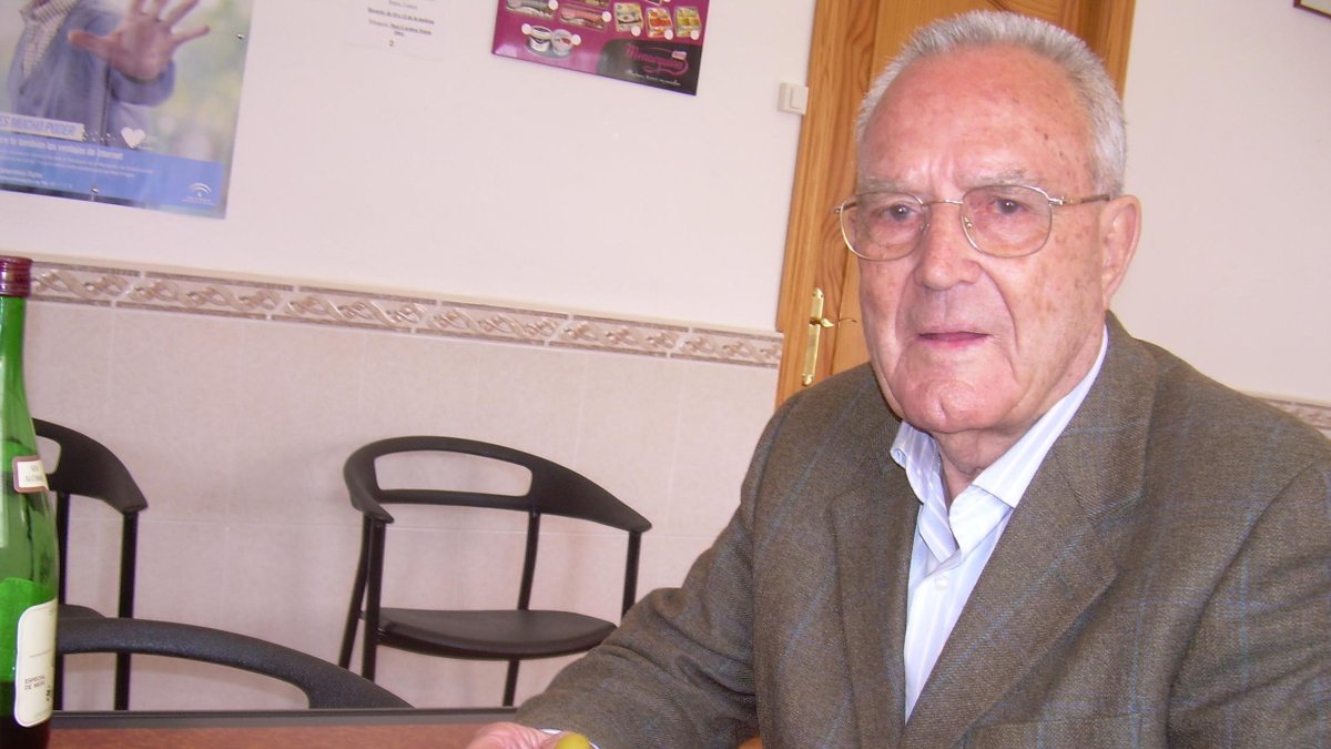 José Antonio Torres Sáez, en el bar del pueblo de Chercos, hace unos años.