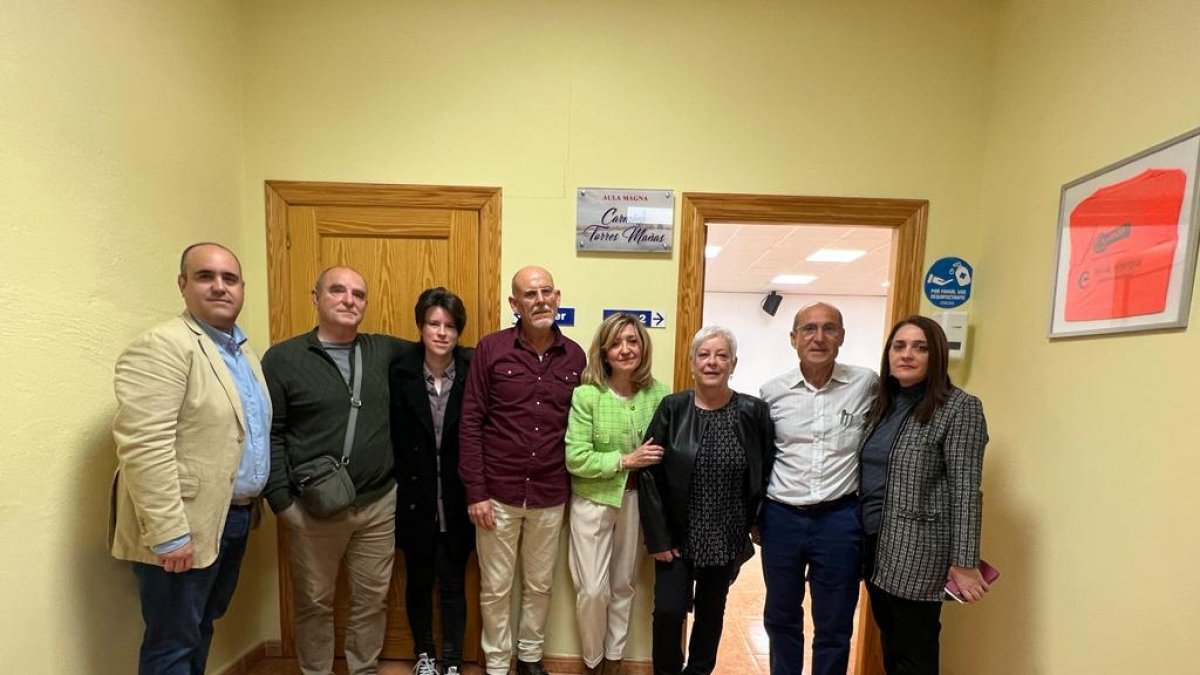 Presidente y empleados de Asinal junto a familiares de Carmina Torres.