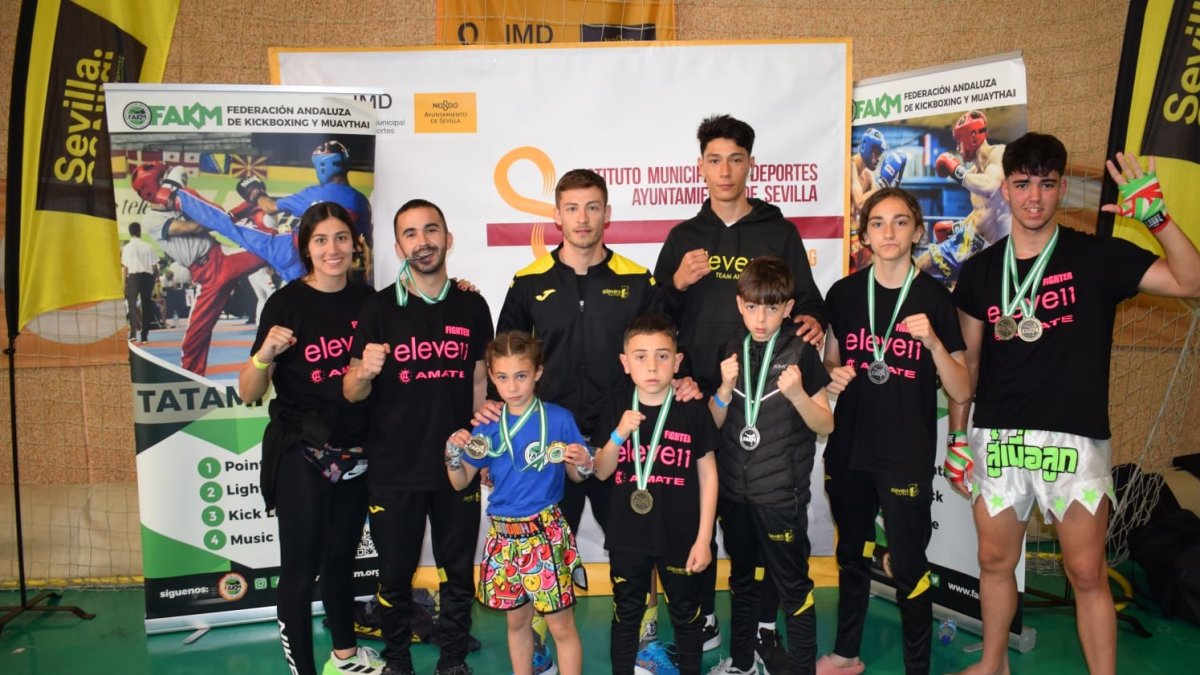 Eleven Team posando en Sevilla con sus metales.