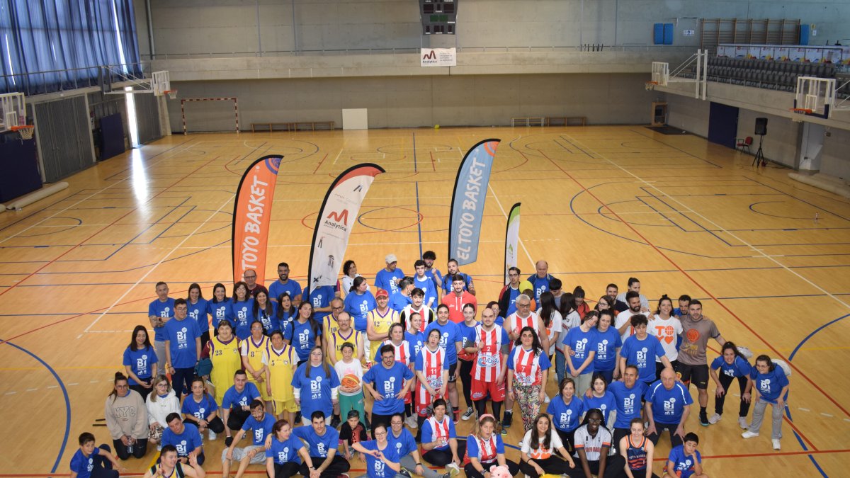 Foto de familia en el Pabellón de El Toyo, donde se desarrolló la actividad.
